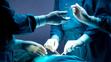 Arzt und Krankenschwester medizinisches Team führen chirurgische Operationen in der Notaufnahme im Krankenhaus durch.