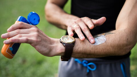 Menschen mit einem Sonnenschutz