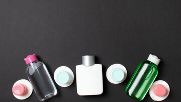 Unterschiedliche Produktverpackungen stehen und liegen auf einer schwarzen Fläche. Mykola Sosiukin