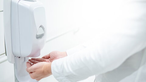 Automatischer Alkoholspender im Krankenhaus