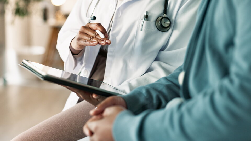 Gespräch mit medizinischem Personal für die medizinische Diagnose in der Klinik